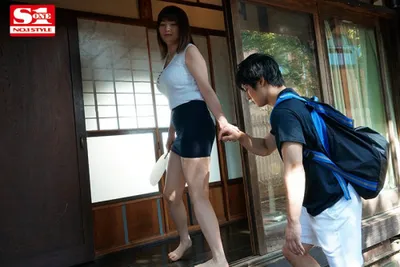 Anh chàng nứng lồn cò khi nhìn trộm em họ địt trộm với chồng