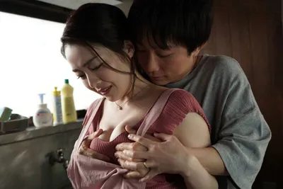 Cậu con trai ở nhà quan hệ mẹ kế trong khi bố đã đi làm ăn xa