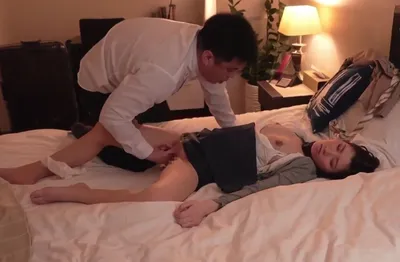 Biết em thư ký sắp kết hôn, sếp chuốc thuốc mê làm tình cô nàng cả đêm trong chuyến công tác