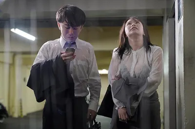 Kẹt lại khách sạn với tiền bối nữ sau một cơn mưa ướt đẫm