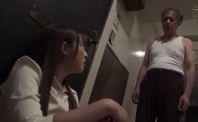 Cãi nhau với anh xã, vợ yêu được bác nhà bên tốt bụng an ủi