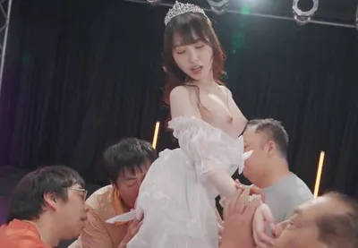 Nữ ca sĩ trẻ vừa giỏi hát còn vừa giỏi quan hệ với fan hâm mộ