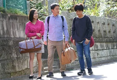 Cậu con trai làm tình mẹ kế trẻ trong một chuyến đi nghỉ dưỡng gia đình