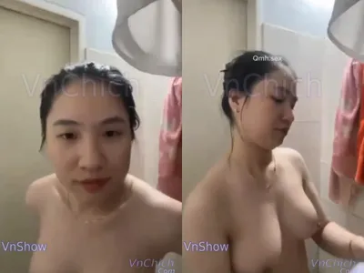 Gái vú bự, vừa call với bạn gái vừa tắm