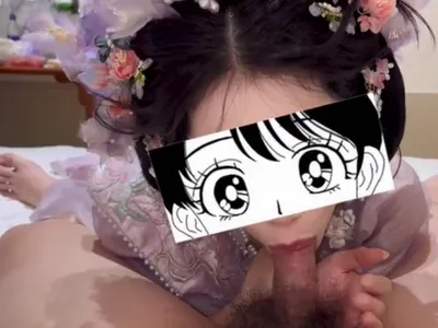 Gái xinh trong bộ đồ búp bê mút cây hàng cực đã