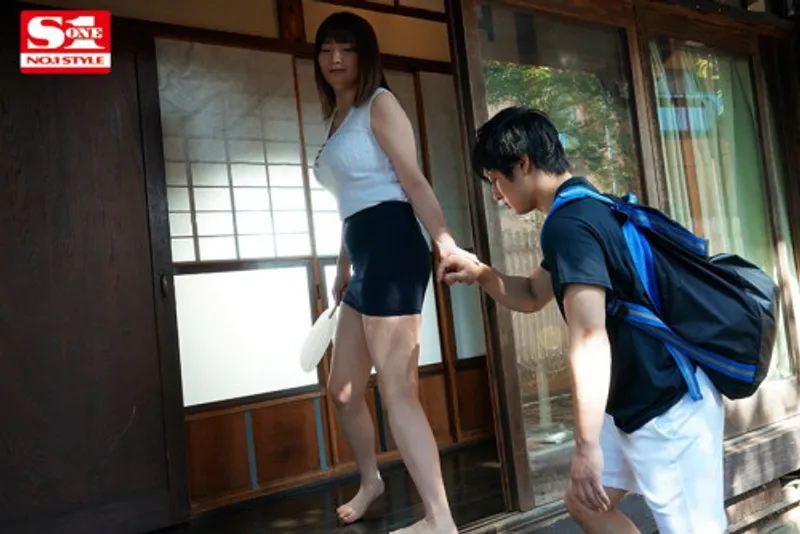 Anh chàng nứng lồn cò khi nhìn trộm em họ địt trộm với chồng