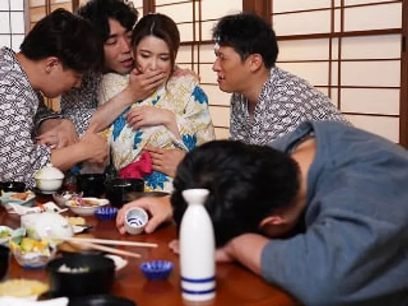 đưa bà xã đi suối nước nóng, người chồng không biết người vợ bị người khác làm tình sấp mặt