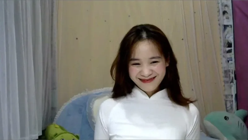 Em xinh gái áo dài móc lồn tự sướng