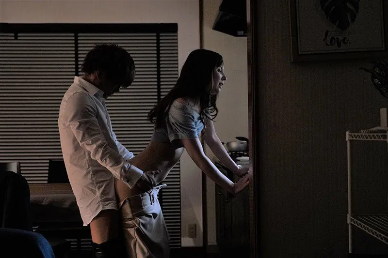 Tiền bối đi công chuyện, cậu nhân viên đến nhà làm tình người vợ ông ấy