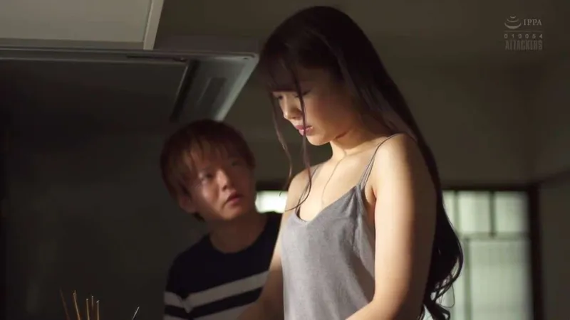 Người yêu của chị gái nắc cô em vợ yêu đang buồn bã vì thất tình