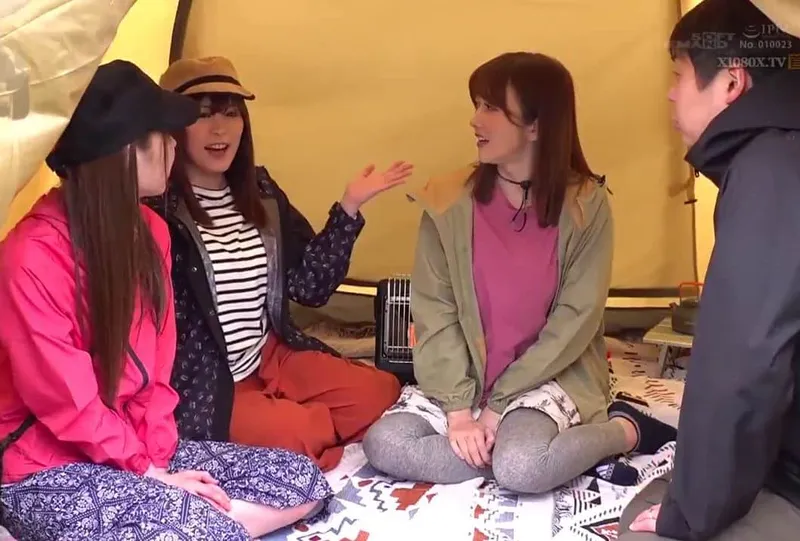 Chuyện lạ đời, ông chồng thay vợ yêu đi cắm trại với mấy cô bạn của cô vợ ở khu phố…