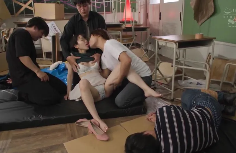 Giúp đỡ cậu thằng bồ bị bắt nạt, nữ học sinh dính vào đám côn đồ biến thái