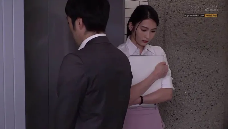 Em thư ký buồn bã bị cấp trên bắt vào nhà trọ phục vụ đối tác