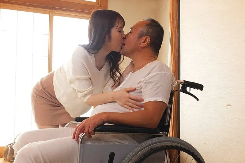 Con dâu hiếu thảo chăm sóc bố chồng yêu tàn tật